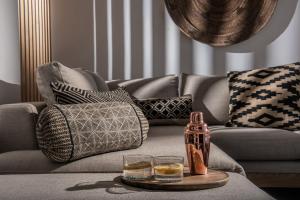 Posezení v ubytování Khroma Luxury Suite 1 Beach front apartment