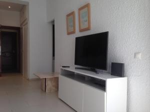 TV a/nebo společenská místnost v ubytování Skol Apartments Marbella - 1 Bedroom Apartment with Sea Views