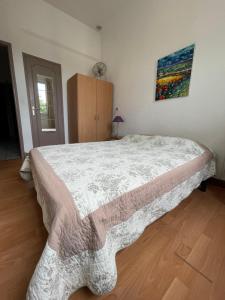 een slaapkamer met een groot bed en een deken bij La Résidence - n° 08 - T2 classé** in Gréoux-les-Bains