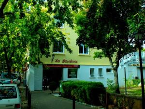 een gebouw in een straat met een auto voor de deur bij La Résidence - n° 08 - T2 classé** in Gréoux-les-Bains