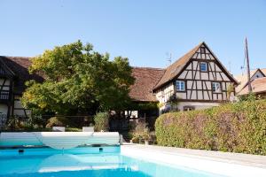 Bazén v ubytování La Cour de Lise Maison D'Hôtes et SPA nebo v jeho okolí