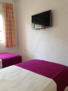 TV a/nebo společenská místnost v ubytování Skol Apartments Marbella - 1 Bedroom Apartment with Sea Views + 19 fotografií