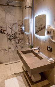 Elite Bay Hotel Lalez Durres tesisinde bir banyo