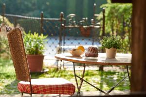 una mesa con un bol de fruta y un plato de comida en La Cour de Lise Maison D'Hôtes et SPA en Willgottheim