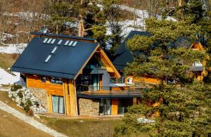 einen Blick über ein Haus mit blauem Dach in der Unterkunft TatryTop Apartamenty przy stoku Białka Ski in Białka Tatrzańska