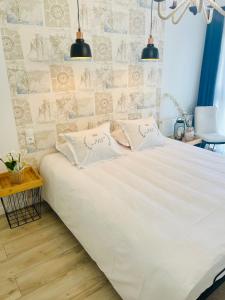 sypialnia z dużym białym łóżkiem z 2 poduszkami w obiekcie Apartament Batorego 713 w mieście Gdynia