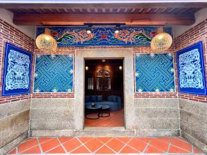 a room with blue and white tiles on the wall at 金門 日玥居 古厝民宿 Sunmoon19 B&B in Jinning
