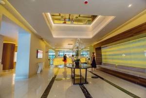 eine Lobby mit einem Tisch in der Mitte eines Gebäudes in der Unterkunft Batumi Orbi City Twin Towers C-block 2659 in Batumi