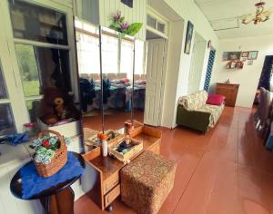 un soggiorno con un tavolo e una sedia di Iamze's Guest House a Mestia Altre 31 foto