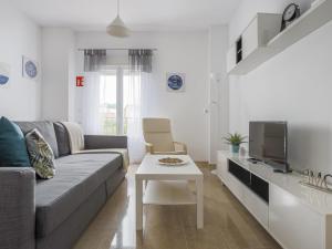 uma sala de estar com um sofá e uma televisão em Alcalá del Rio! 1A em Alcalá del Río