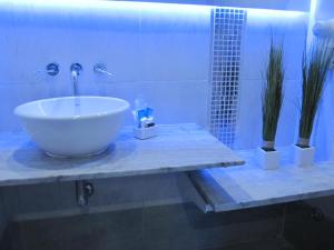 een badkamer met een komwastafel en planten op een aanrecht bij Uman Hotel -Motel- in Buenos Aires +18 foto's