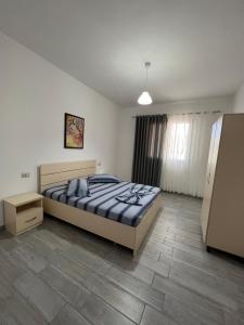 ein Schlafzimmer mit einem Bett in einem Zimmer in der Unterkunft Bianca Apartments in Velipojë
