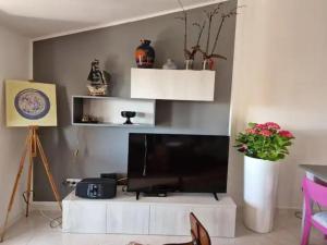uma sala de estar com televisão numa mesa branca em Appartamento Capo Mannu-mandriola em Putzu Idu
