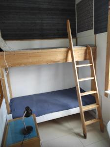 Åmsele的住宿－Przystanek Amsele，配有梯子和书桌的双层床