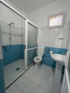 瓦利波約的住宿－Bianca Apartments，带淋浴、卫生间和盥洗盆的浴室