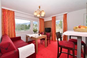 Televízia a/alebo spoločenská miestnosť v ubytovaní Familienhotel Kleinwalsertal