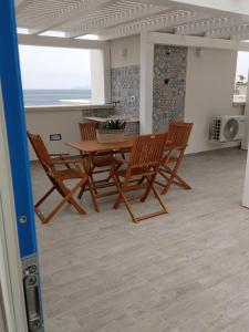 a dining room with a table and chairs and the ocean at Il Corallo in Marettimo