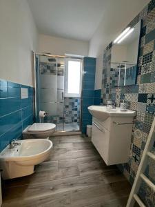 ein Badezimmer mit Waschbecken, Toilette und Dusche in der Unterkunft Il Corallo in Marettimo + 127 Fotos
