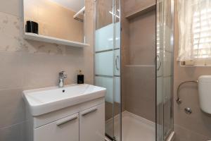 Koupelna v ubytování Apartments Villa Mirella 20 m from the sea - free parking + 200 fotografií