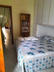 1 dormitorio con 1 cama con edredón azul y blanco en Appartamento centro storico, en SantʼAntìoco