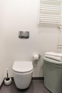 biała łazienka z toaletą i oknem w obiekcie YouthMents - Student Hotel w Rydze