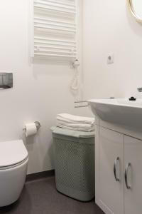 biała łazienka z toaletą i umywalką w obiekcie YouthMents - Student Hotel w Rydze