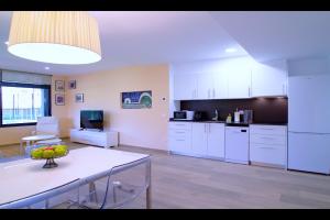 A cozinha ou cozinha compacta de Casa de Vacaciones con pádel en Montseny by Can Forcadell