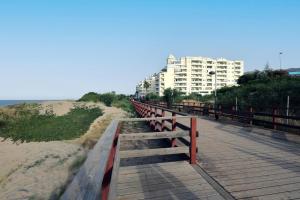 マルベーリャにあるFirst Line Beach Apartmentの木造の遊歩道(ビーチの隣)