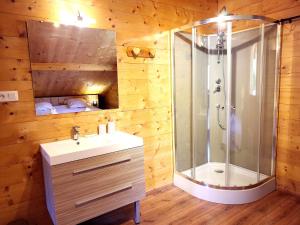 Kúpeľňa v ubytovaní ⁂⁂ LE NID DE PIERRE & JULIE [CLEDICIHOME] 2 pas du centre ville / SPA & TERASSE AMENAGEE ⁂⁂