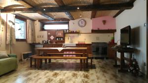 ein Wohnzimmer mit einem Tisch und einer Küche in der Unterkunft A due passi da... in Aosta