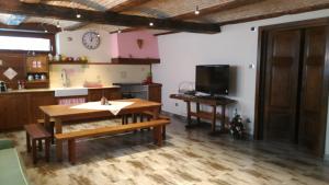 una cucina con tavolo e una TV in camera di A due passi da... ad Aosta