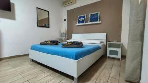 シラクーサにあるCasa Peloritaniのベッドルーム1室(ベッド1台、タオル2枚付)