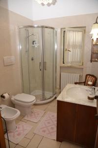 W łazience znajduje się prysznic, toaleta i umywalka. w obiekcie Il Prato by STHEY w mieście Monopoli