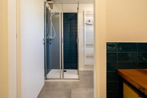 eine Dusche mit Glastür im Bad in der Unterkunft MONOLOCALE LE RONDINI centralissimo in Pesaro