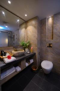 A bathroom at Sarangkot Mountain Lodge