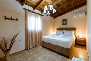 A bed or beds in a room at VILLA ELAIONAS