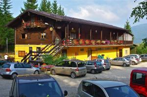 Budova, v ktorej sa kemping nachádza