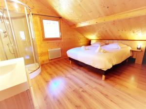 Posteľ alebo postele v izbe v ubytovaní ⁂⁂ LE NID DE PIERRE & JULIE [CLEDICIHOME] 2 pas du centre ville / SPA & TERASSE AMENAGEE ⁂⁂