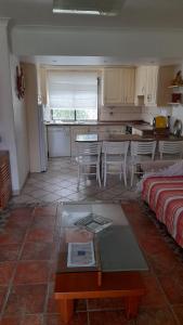 ヴィラモウラにあるSemi-Detached Villaのリビングルーム、キッチン(ソファ、テーブル付)