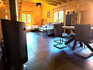 salon ze stołem i krzesłami w obiekcie ⁂⁂ LE NID DE PIERRE & JULIE [CLEDICIHOME] 2 pas du centre ville / SPA & TERASSE AMENAGEE ⁂⁂ w mieście La Bresse