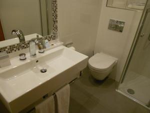 Ein Badezimmer in der Unterkunft Hotel Piemont