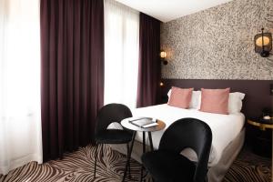Un pat sau paturi într-o cameră la Hôtel Prince Albert Concordia