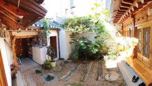 una vista exterior de una casa con plantas en ella en Seochon Guesthouse en Seúl