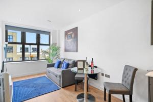 uma sala de estar com um sofá e uma mesa em Stunning, New & Stylish 1 Bed Apartment em Ramsgate