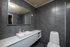 Koupelna v ubytování Pikkumökki