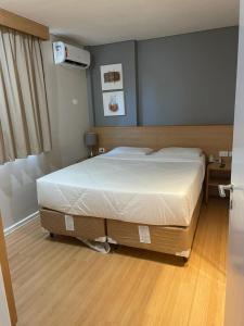 1 dormitorio con 1 cama grande en una habitación en Apartamento no melhor lugar de Ipanema (03), en Río de Janeiro