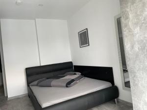 Giường trong phòng chung tại Cozy 2-Room Penthouse Lakeview W14 +16 ảnh