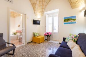 a living room with a blue couch and a window at Civico 22 B&B in Cannole