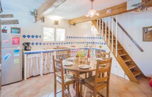 cocina con mesa y escalera en Stunning Home In Andon With Kitchen, en Andon