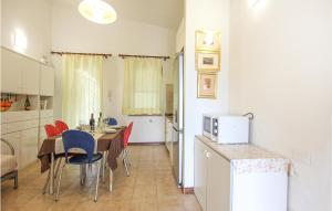a kitchen and dining room with a table and chairs at Trilo Beach in Monte Nai